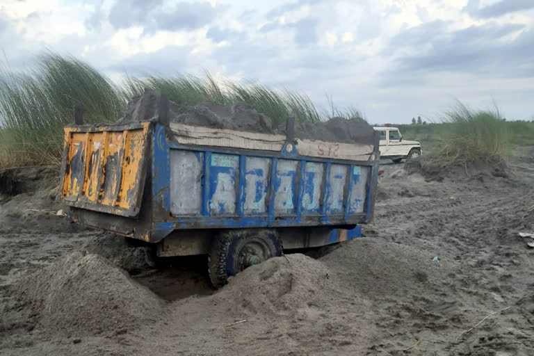 gannaur police seized 4 tractor trolleys used in illegal mining of sand from Bega Ghat