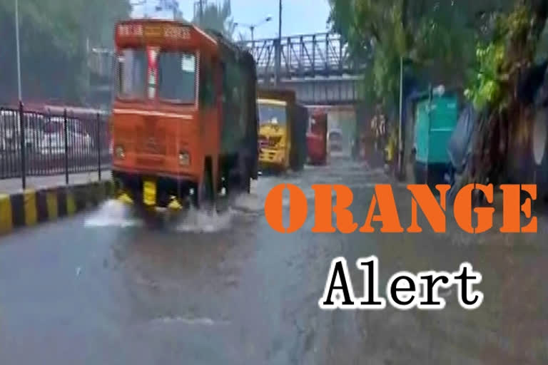 Heavy rain lashes Mumbai,