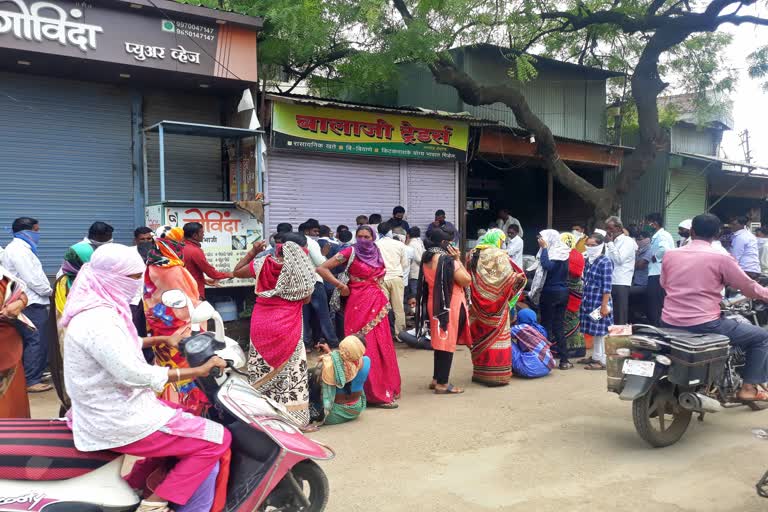 crowd-outside-agricultural-shop-to-buy-fertilizer-at-shevgaon