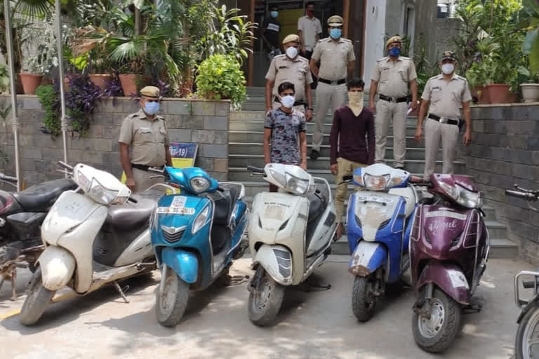 ambedkar nagar police arrested two autolifter with recovered stolen things