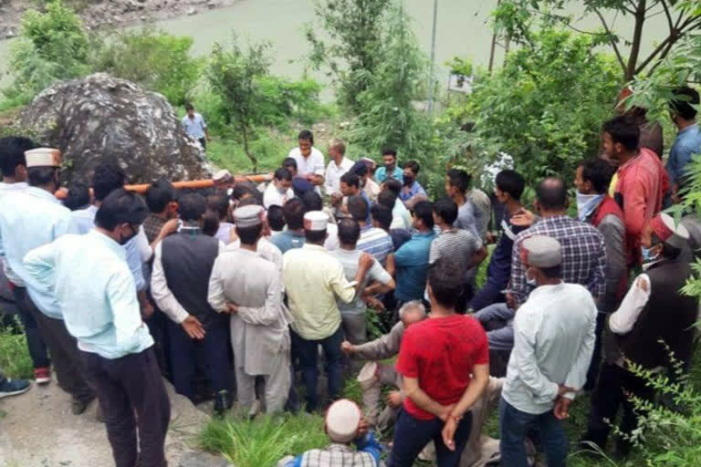 one man died due to electricity shock in kullu