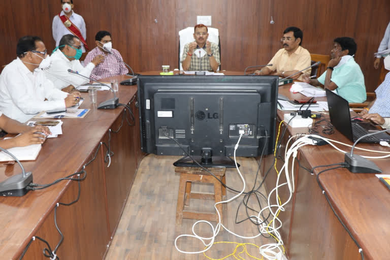 Chambal Commissioner gave show cause notice to 7 officers in morena