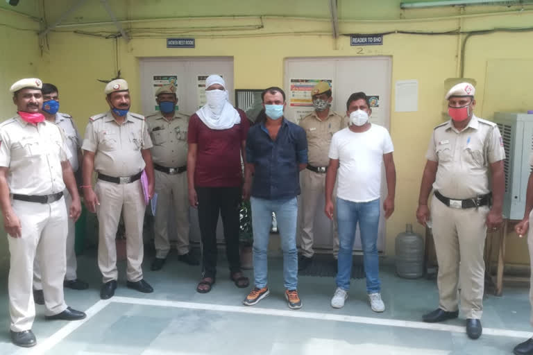 Three arrested including crook involved in 50 cases in Kotla Mubarakpur delhi