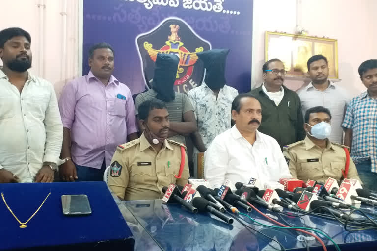 Two robbers arrested in Nellore - Rs 6 lakh,10 motorcycles seized