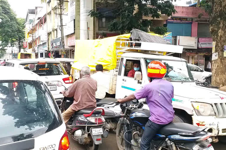 ಶಿವಮೊಗ್ಗದಲ್ಲಿ ಮುನ್ನೆಚ್ಚರಿಕಾ ಕ್ರಮ ಮರೆತ ಜನತೆ