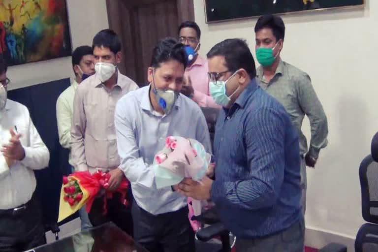 Countrys first blind IAS officer takes charge in bokaro, Countrys first blind IAS officer Rajesh Kumar Singh, blind IAS Rajesh Kumar Singh becomes DC of Bokaro, बोकारो के डीसी बने दृष्टिबाधित राजेश कुमार सिंह, देश के पहले दृष्टिबाधित IAS अधिकारी ने बोकारो में संभाला पदभार, देश के पहले दृष्टिबाधित आईएएस अधिकारी राजेश कुमार सिंह