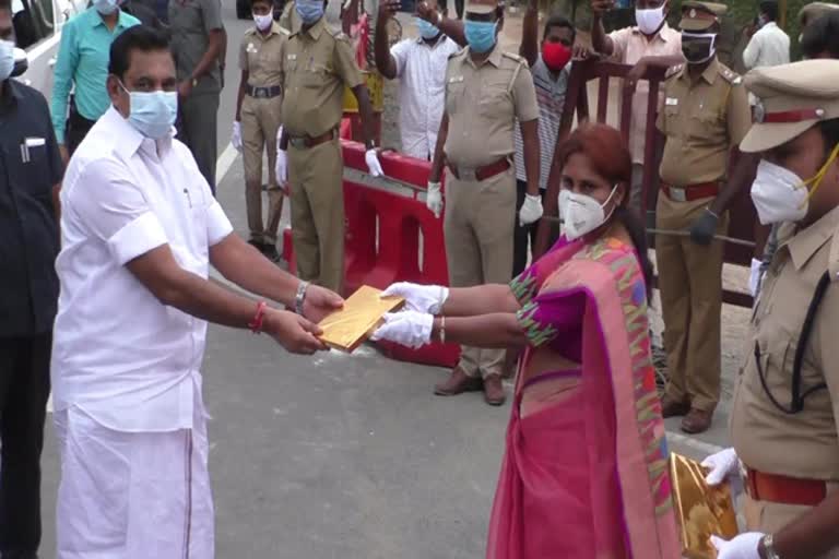 முதலமைச்சருக்கு மாவட்ட ஆட்சியர் வரவேற்பு