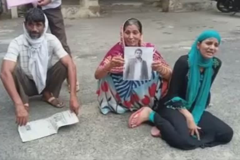 kanpur: kidnapped boy family protest in front of ssp office