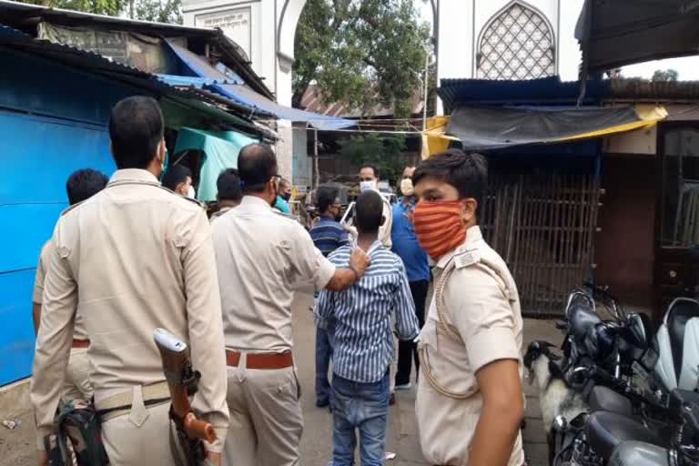 Raid on illegal liquor and gambling bases in Jamshedpur, News of Bishtupur police station, crime news of jamshedpur, जमशेदपुर में अवैध शराब और जुआ अड्डों पर छापा, बिष्टुपुर थाना की खबरें, जमशेदपुर में अपराध की खबरें