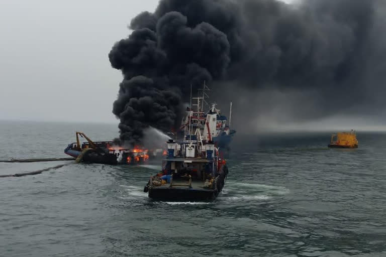 ships catch fire in Iran