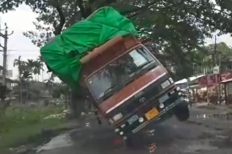 lorry overturns at palakurthy