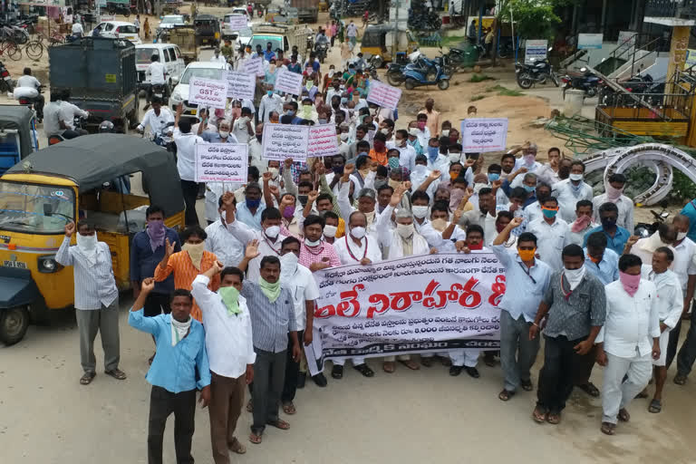 Hand loom workers protest in nalgonda