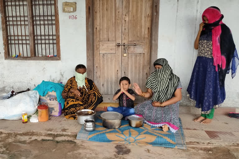 women protest infront of husbands home