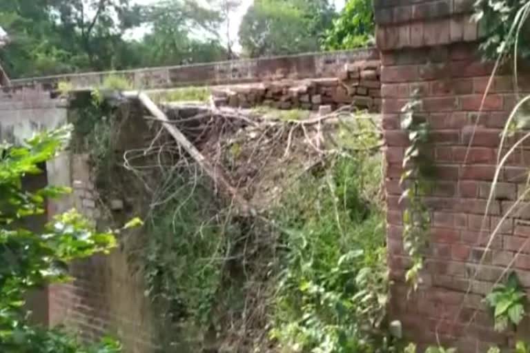 people are forced to pass through a broken bridge