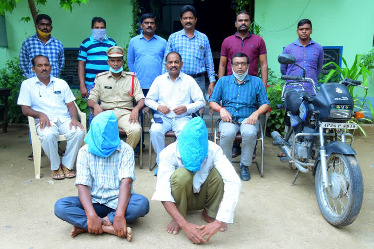 police caught bike thieves in warangal