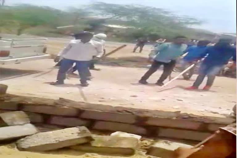 barmer news  video of assault  ground dispute  news of bhimthal village  dhorimana police area  viral video news  video viral on social media  etv bharat news  crime news