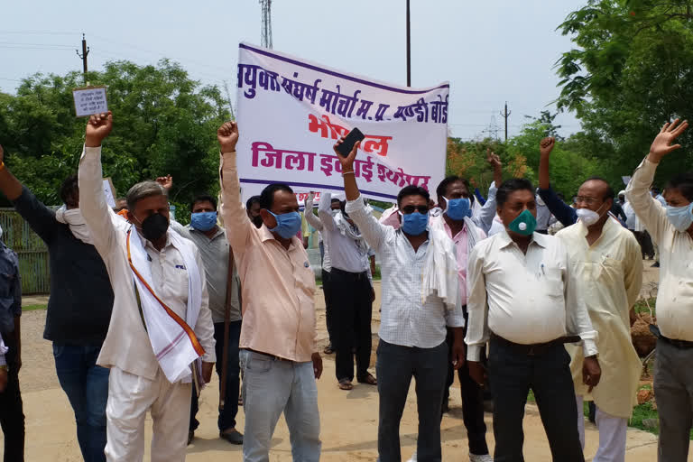 Mandi employees union submitted memorandum