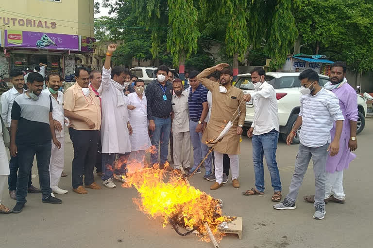 Dewas: CongresCongressmen burn effigy of Chief Ministersmen burn effigy of Chief Minister in protest against assault with farmer family in Guna