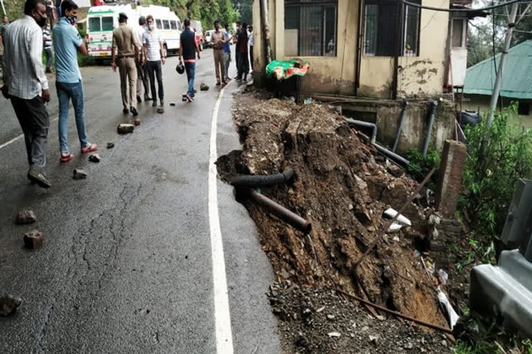 ഹിമാചലില്‍ മണ്ണിടിച്ചിലില്‍ ഷെല്‍ട്ടര്‍ തകര്‍ന്ന് ഒരാള്‍ മരിച്ചു  ഹിമാചല്‍ പ്രദേശ്  സിംല  1 dead, 2 injured in rain shelter collapse  Shimla