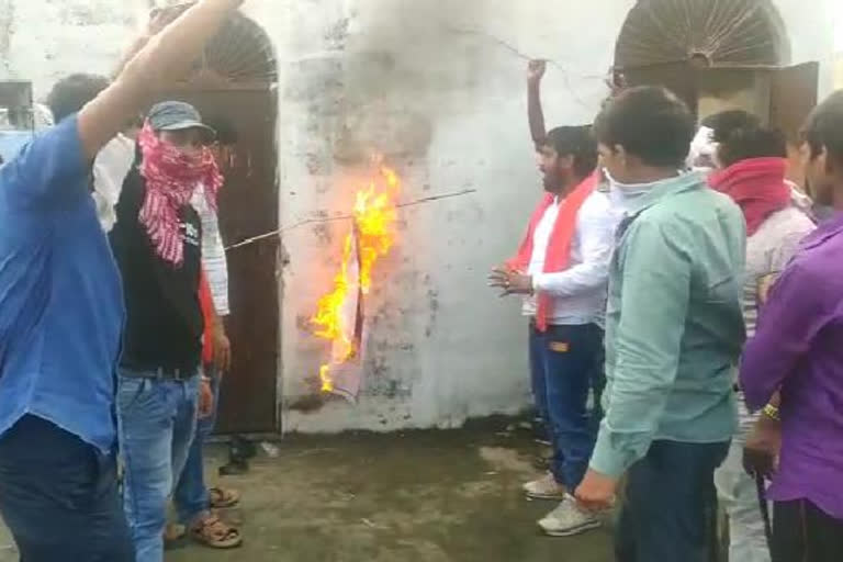 Shiv Sena burns CM Shivraj poster in Sidhi