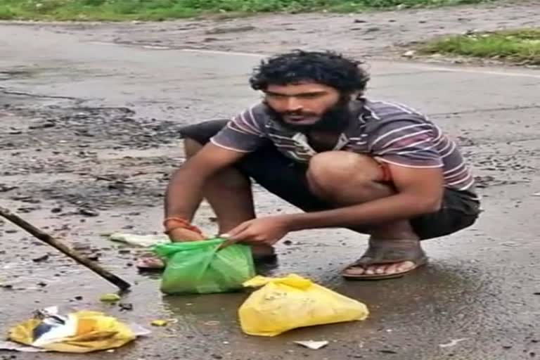 Mental illness of eating rice from the trash bin'