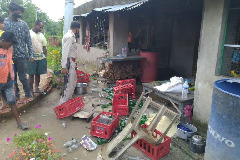 Naxalites beat up hotel owner in chaibasa