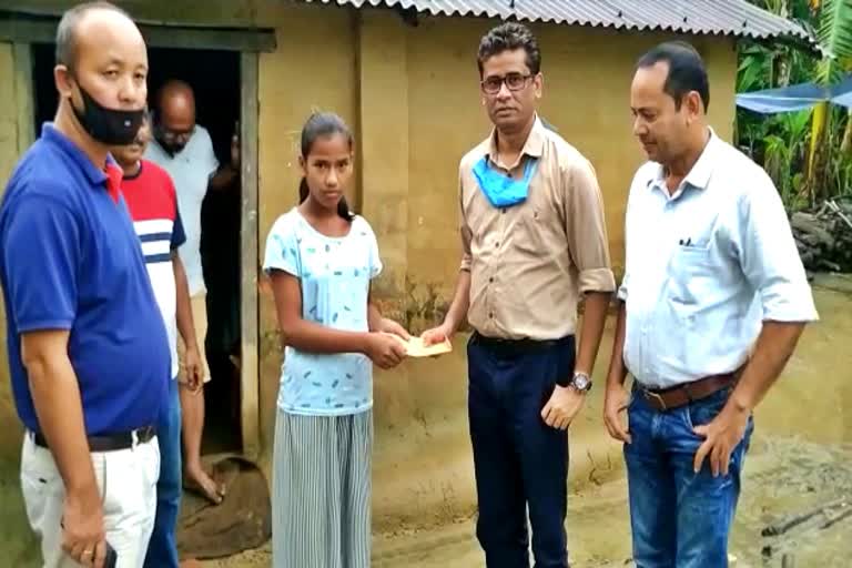 Congress leader dulu Ahmed helps poor family