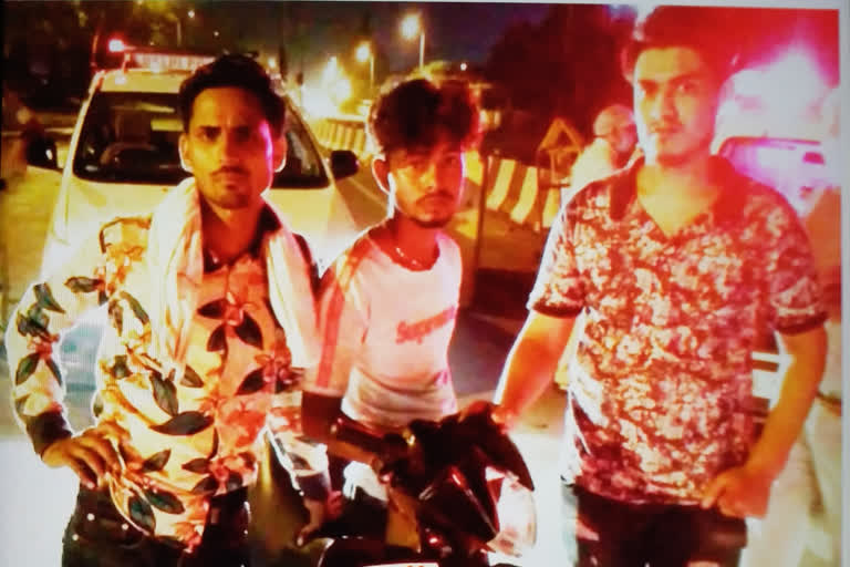 delhi police pcr arrested three crooks for robbing taxi driver at BRT road