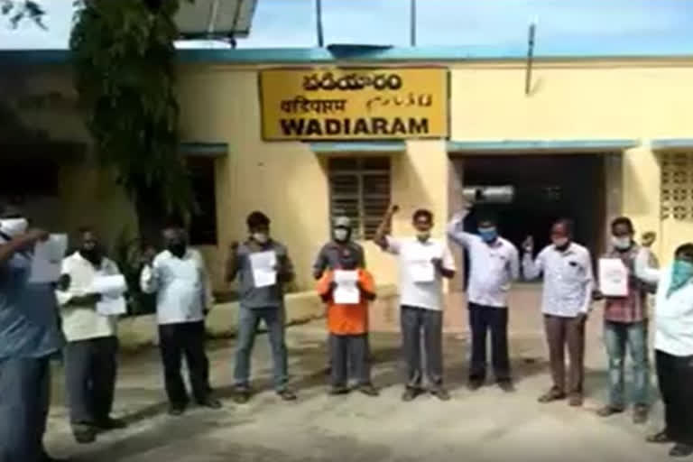 citu leaders protest infront of railway station