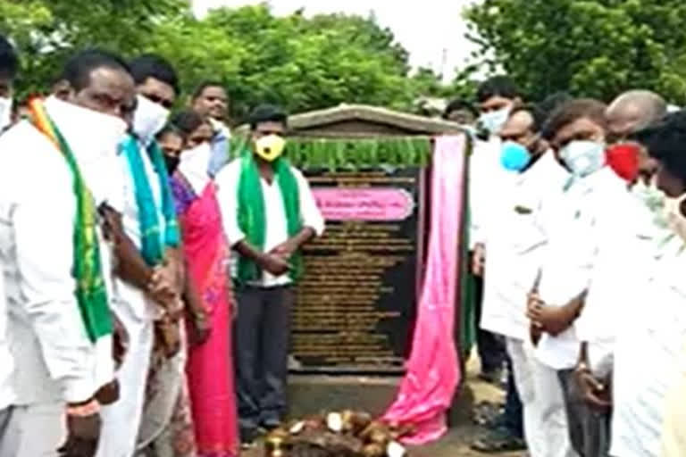 mla rasamai balakishan visited manakondur