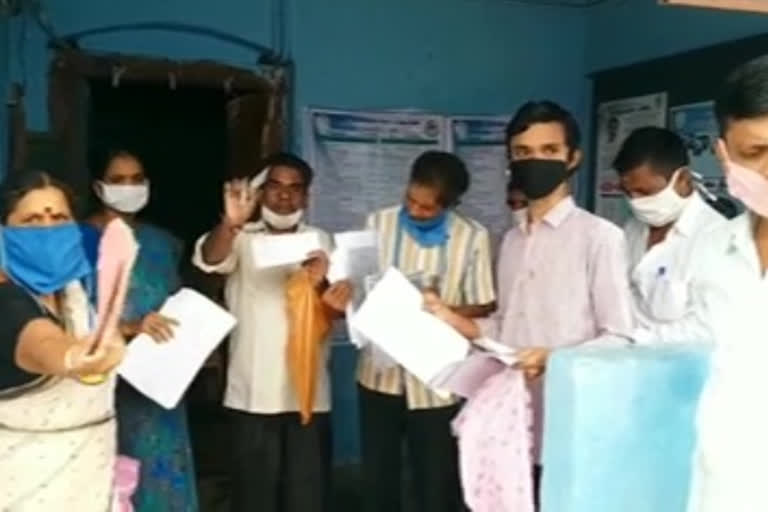 weaving farmers protest at santhakaviti gram sachivalayam about volunteer behaviour