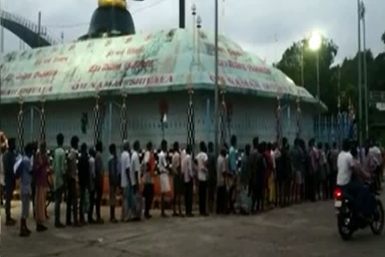 queue lines for lunch in rajahmundry