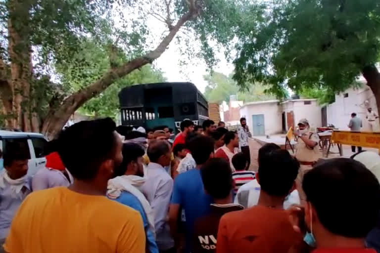 Angry villagers submitted memorandum about vijaypur police's dull attitude in the case of assault