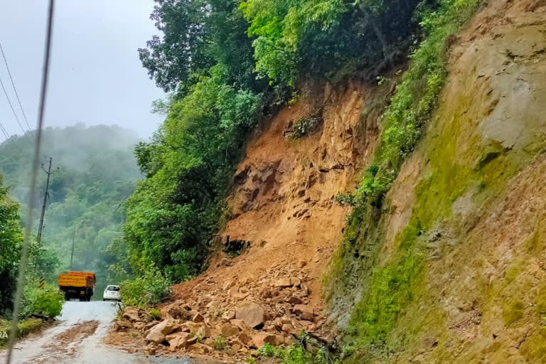 വയനാട്  വയനാട്-കണ്ണൂർ പാത  Landslide in Palchuram  Palchuram  ഗതാഗതം തടസപ്പെട്ടു  Transportation Interrupted