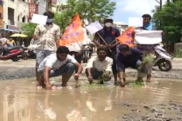 abvp students protest for roads in warangal