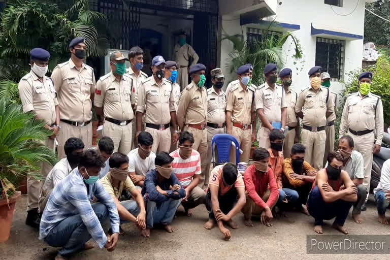 chhindwara-parasia-police-caught-14-people-while-gambling