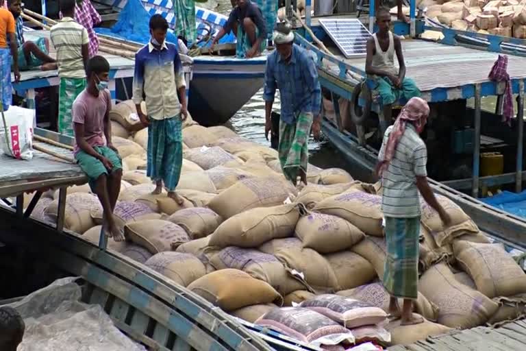 নলবাৰীৰ চৰাঞ্চলত জিলা প্ৰশাসনৰ সাহাৰ্য বানপীড়িতক