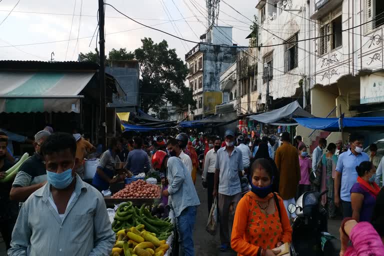 haldwani-markets-thronged-after-lockdown-announcement