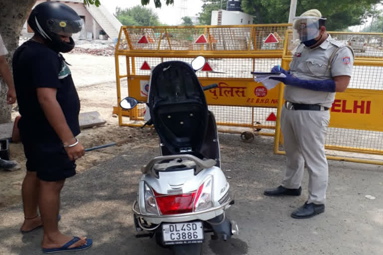 Checking of vehicles being done at Jharoda border in Dwarka due to 15 August