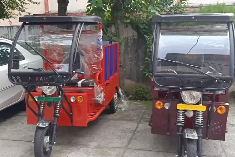 Una Municipal Corporation gets two e-rickshaws