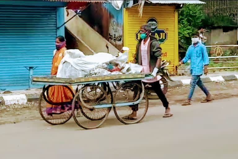 dead body carry by wife and son in belgaon karnataka