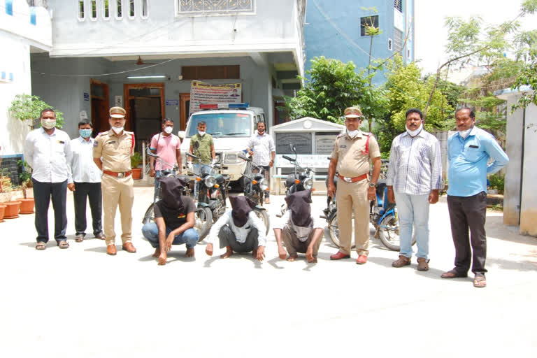 bike robbery gang is arrested in jangaon district