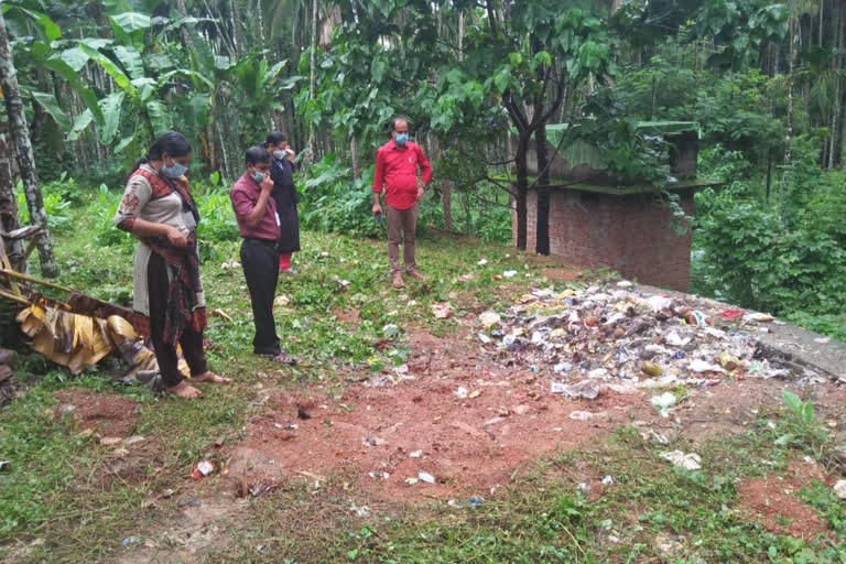 മാലിന്യസംസ്‌കരണ സംവിധാനങ്ങൾ ഇല്ല  ക്വാര്‍ട്ടേഴ്‌സ് കെട്ടിടത്തിന് പിഴ  no proper waste management system  fine for quarters complex  മലപ്പുറം  മലപ്പുറം പ്രാദേശിക വാര്‍ത്തകള്‍  malappuram  malappuram local news