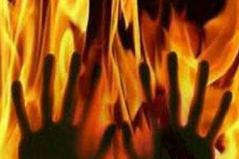 Woman, daughter attempt self-immolation outside UP CM's office  യുപി മുഖ്യമന്ത്രിയുടെ ഓഫീസിന് പുറത്ത് അമ്മയും മകളും ആത്മഹത്യയ്ക്ക് ശ്രമിച്ചു  യുപി മുഖ്യമന്ത്രി  UP CM's office