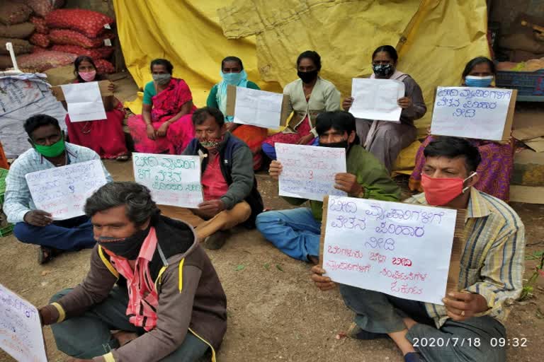 street-side-shoppers-protest