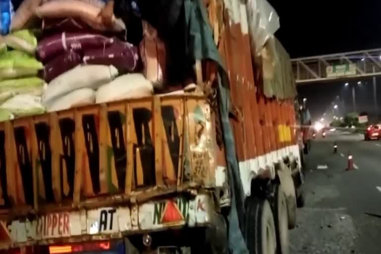 Two trucks collide in Shahabad