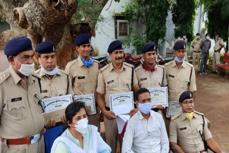 SP honours police constables