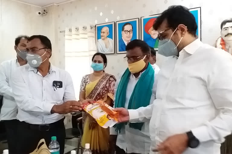 manthani mla sridhar babu review with agriculture officers at manthani in peddapalli district