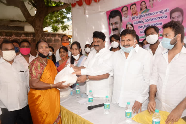 minister talasani srinivas yadav groceries distribution to poor people in hyderabad