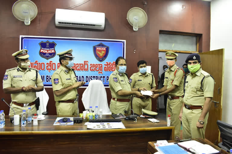 dgp mahender reddy gave rewards to police who are participated in Maoist crumbing